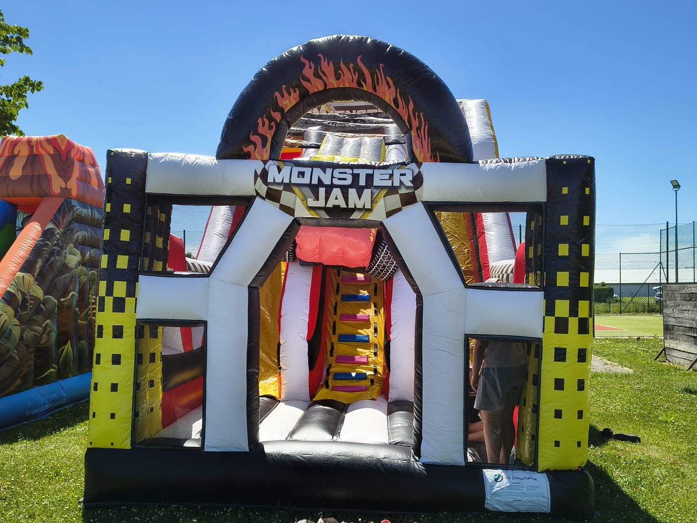 Skákací hrad Monster Jam zepředu