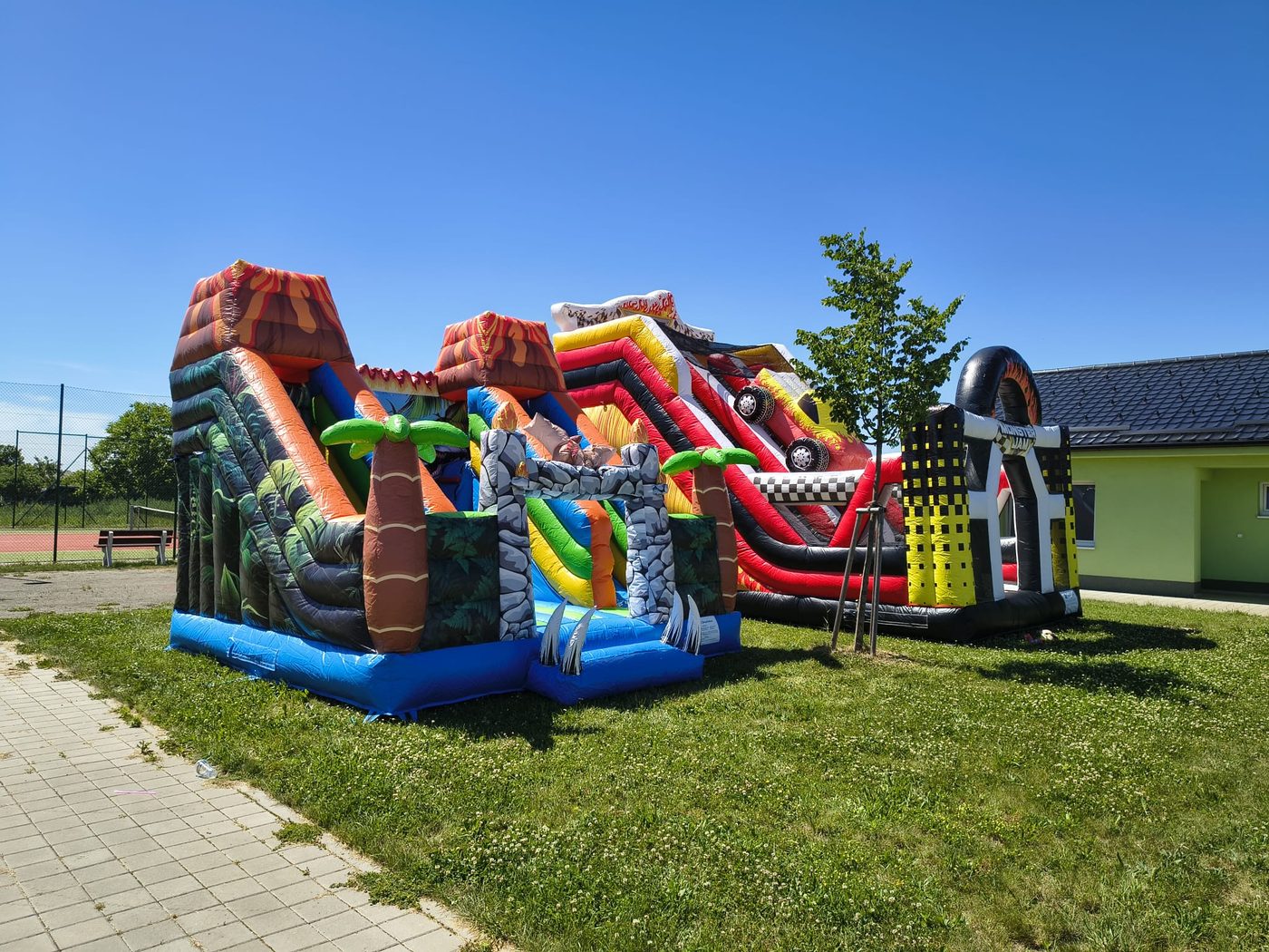 Oba skákací hrady na trávě — Sopka s dinosaury i Monster Jam
