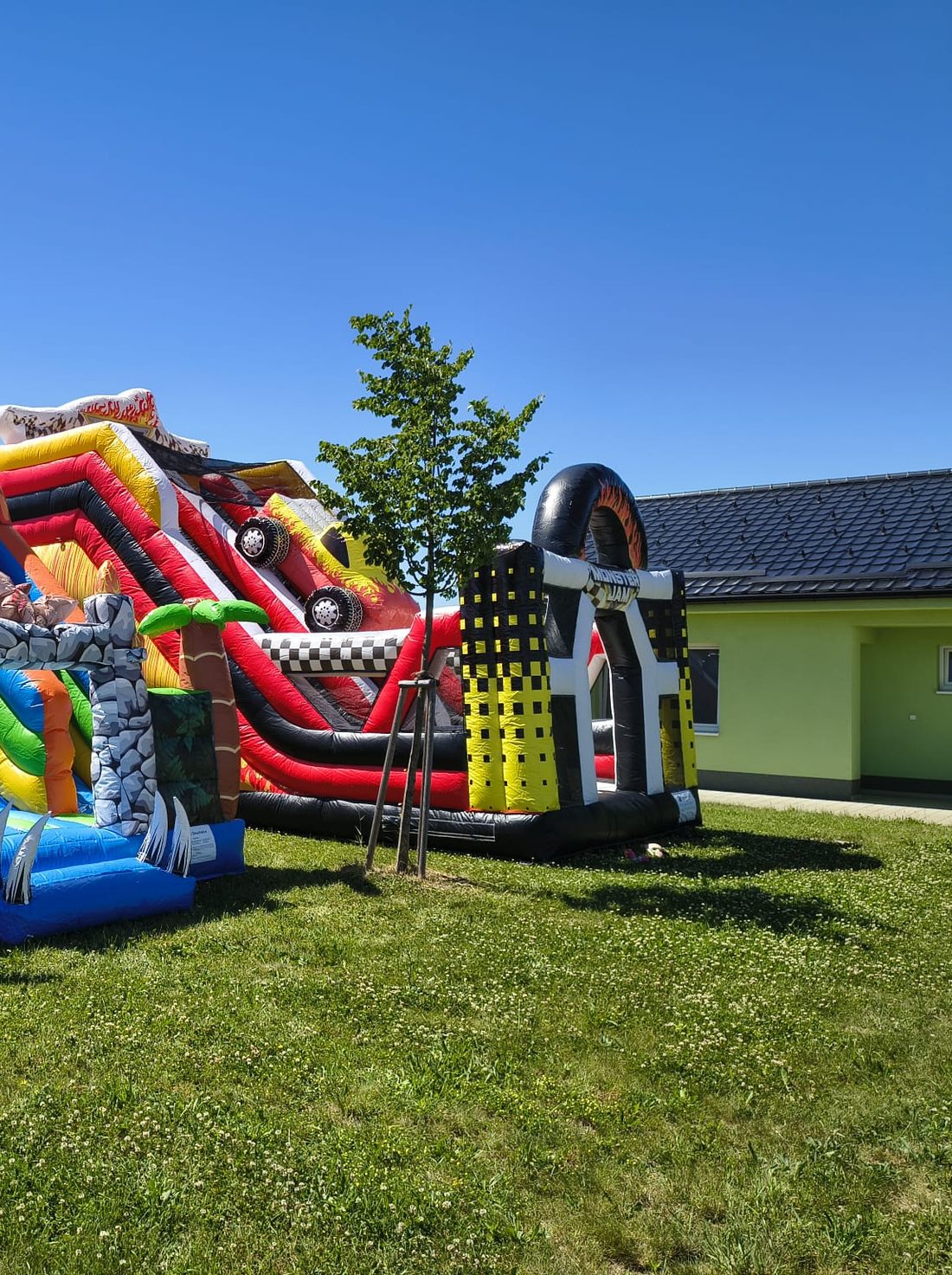Skákací hrad Monster Jam — opičí dráha s plameny a velkou skluzavkou